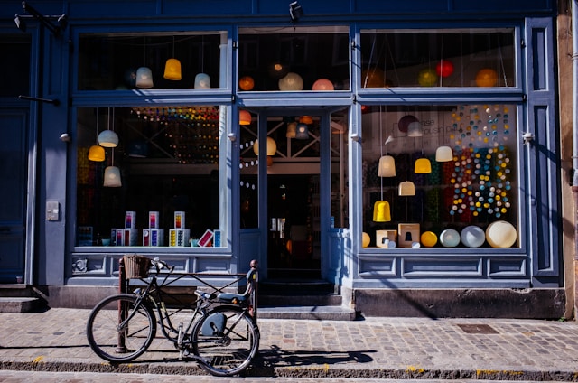 shop window with bicicle