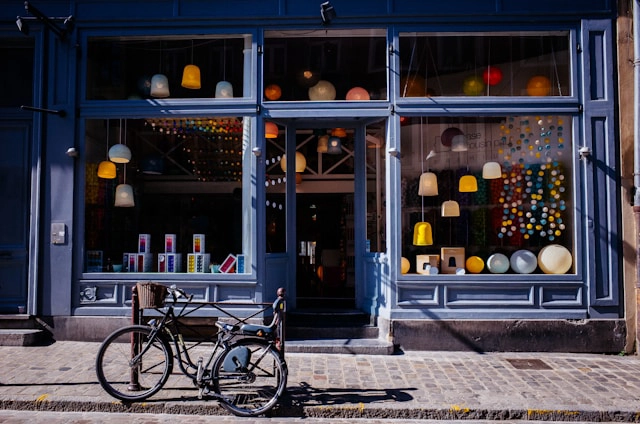 shop window with bicicle